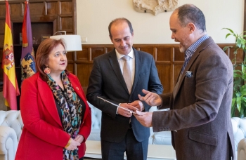 El alcalde recibe de manos del reconocido compositor José Zárate el manuscrito de su obra sinfónica-coral ‘Canto a Castilla-La Mancha’
