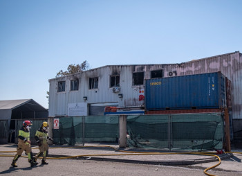 Los bomberos estiman que el incendio en el polígono Ródano estará extinguido a finales de semana