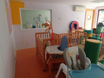Los trabajos de pintura generan molestias en los usuarios y trabajadores de la Escuela Infantil "Los Manantiales"