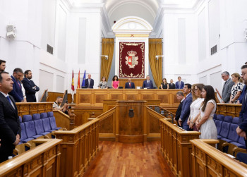 Minuto de silencio por violencia machista en el Pleno de las Cortes