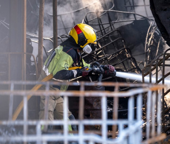 El incendio de la fábrica del polígono Ródano sigue evolucionando favorablemente