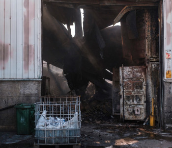 Comienzan las tareas de limpieza en la empresa incendiada de Azuqueca