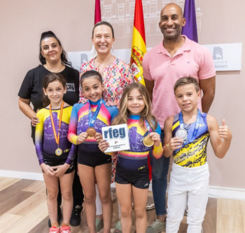 El Ayuntamiento recibe a los jóvenes medallistas del Club Vera de Gimnasia Artística 
