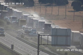 El vuelco de un camión provoca un corte total en la A-2 a la altura de Gajanejos.