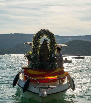 La Virgen del Carmen surca un Entrepeñas rebosante en la ribera de Pareja