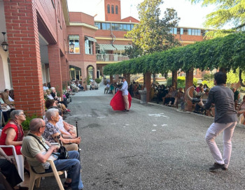 Alumnos de la Escuela Taurina comparten una jornada entrañable con los mayores de la Residencia Santa Teresa Jornet