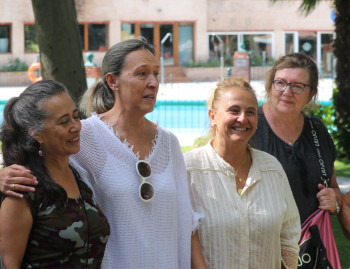 Abuelos y nietos celebran su día en la Piscina de San Roque