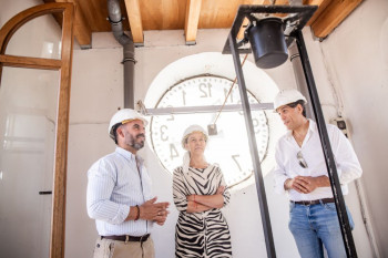 El reloj del Ayuntamiento de Guadalajara vuelve a dar las horas tras la restauración de su torre campanario