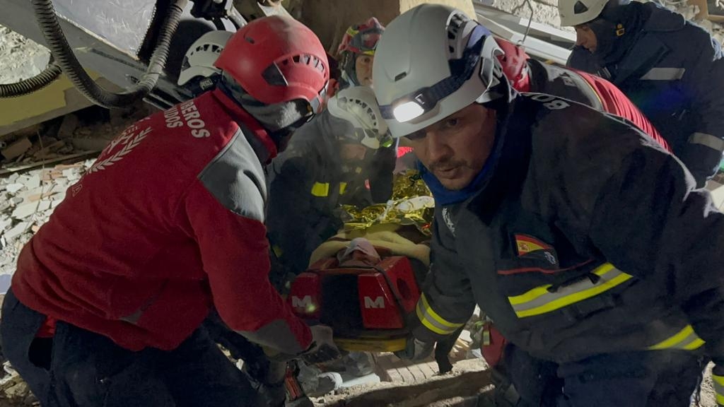 Un momento del rescate de una mujer por el equipo de BUSF en Ebistan. Reportaje: Antonio Alfaro/BUSF