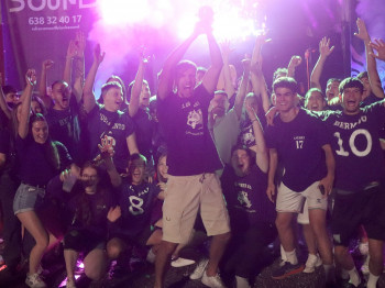 La peña 'El Desenfreno' dona su premio a la Asociación Española de Cáncer de Mama Metastásico