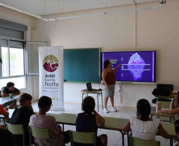 ADEL lleva la lucha contra la violencia de género digital a la Sierra Norte