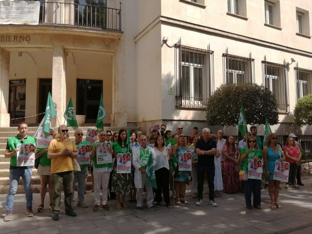 Representantes de CSIF guardan un minuto de silencio esta mañana en Ciudad Real. Imagen: CSIF