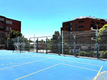 La pista polideportiva de los Manantiales estrena red de protección