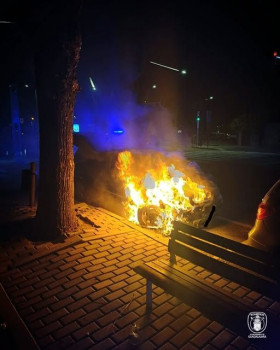 Un vehículo envuelto en llamas en la calle Toledo
