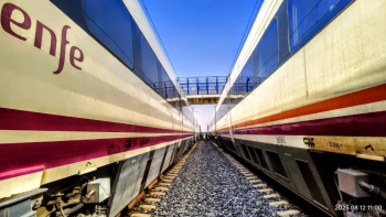 Los bomberos del parque de Sigüenza garantizan la seguridad en la evacuación de pasajeros de un Ave averiado en Torresaviñán