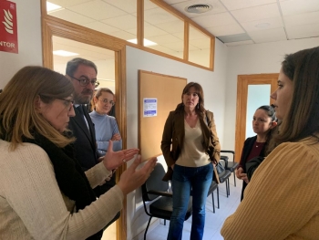 La consejera de Igualdad, Blanca Fernández, visita el nuevo Centro de la Mujer de Villanueva de la Torre y se reúne con distintos colectivos de la localidad