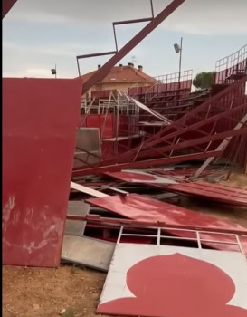 Susto en Uceda: la plaza de toros portátil vuela por los aires en pleno encierro