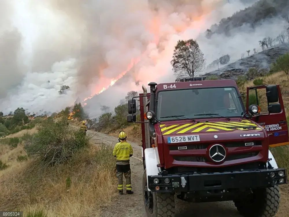 Medios de'INFOAR' participan en las labores de extinción del incendio forestal de Barniedo de la Reina (León) Imagen: IFOAR/Europa Press