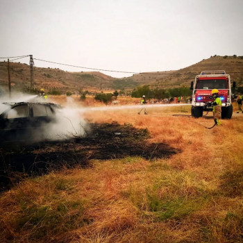 Los bomberos apagan un turismo en llamas y evitan un incendio forestal en el entorno de Iriépal
