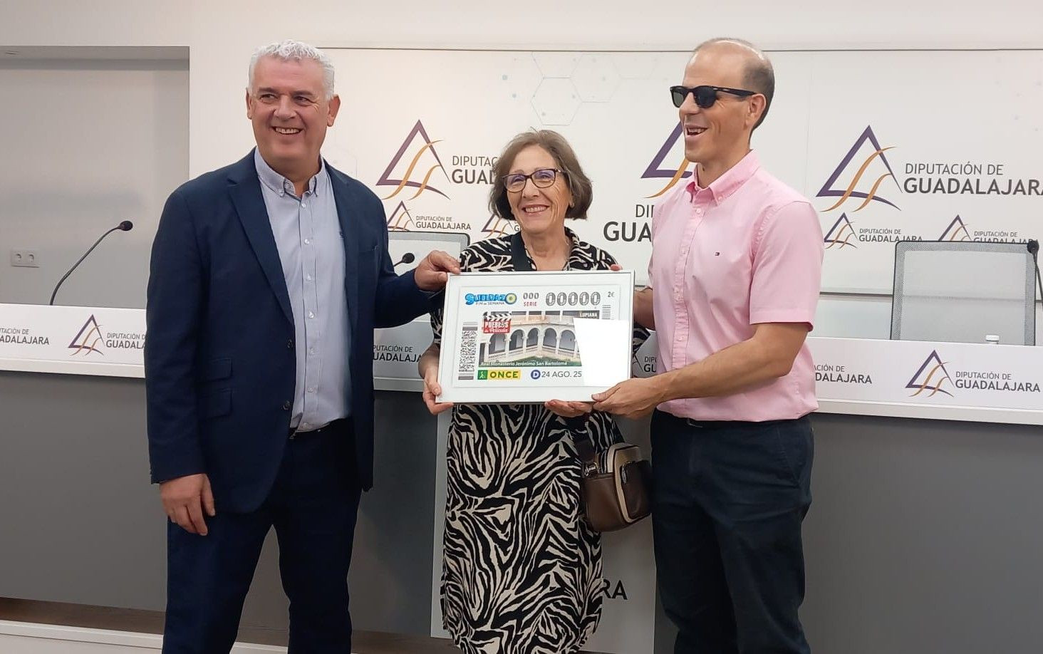 El presidente de la Diputación, la alcaldesa de Lupiana y el director de la Agencia de la ONCE en Guadalajara, durante al presentación del cupón.