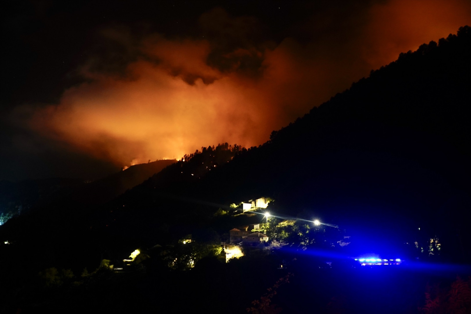 Vista del fuego en Miradoiro do Alto da Picota, a 22 de agosto de 2025, en Os Peares, Ourense, Galicia (España). Imagen: Gustavo de la Paz / Europa Press