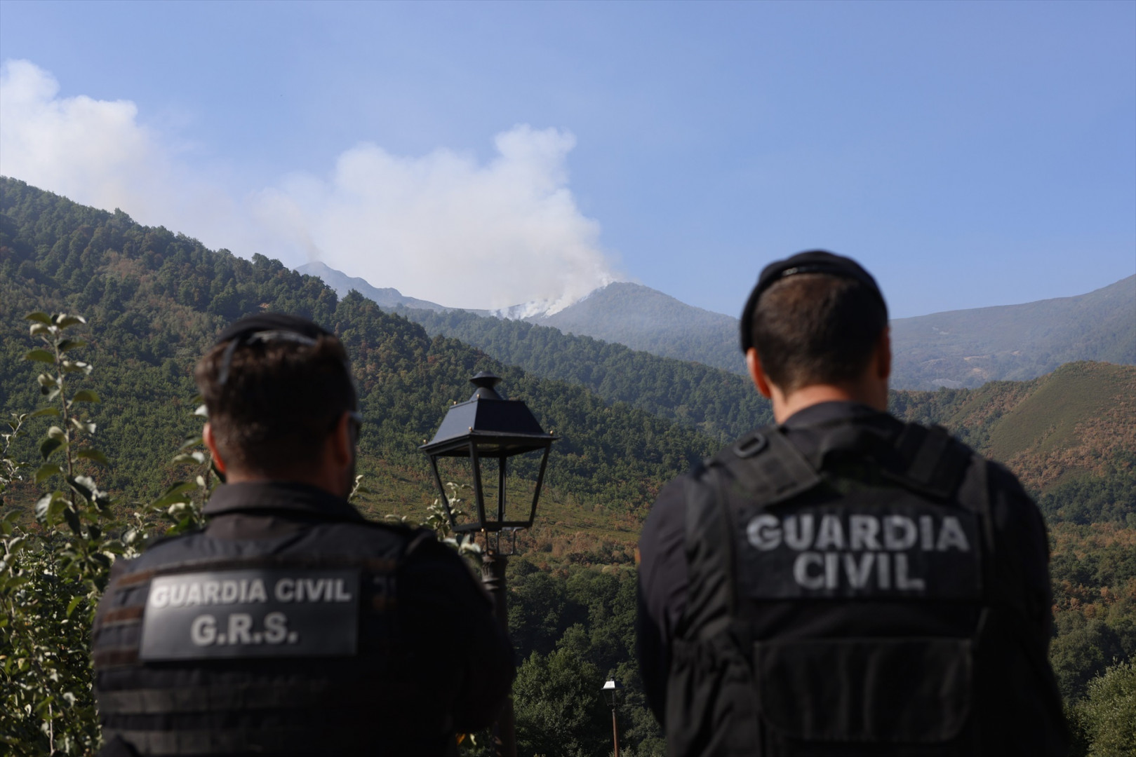 Dos agentes de la Guardia Civil observan el incendio, a 22 de agosto de 2025, en Degaña, Asturias (España). Imagen: Imanol Rimada / Europa Press