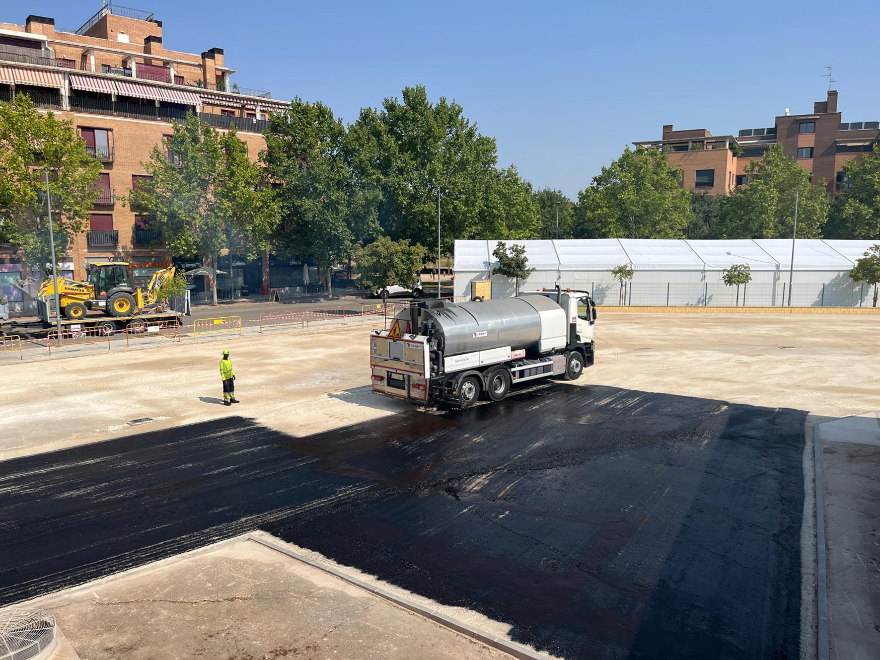 Trabajos de asfaltado en el nuevo aparcamiento junto al Ayuntamiento. Imagen: Ayuntamiento de Azuqueca