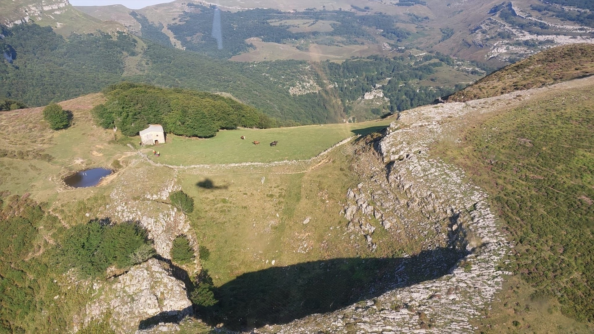 Rescate del helicóptero de Cantabria en Los Collados del Asón. Imagen: Gobierno de Cantabria