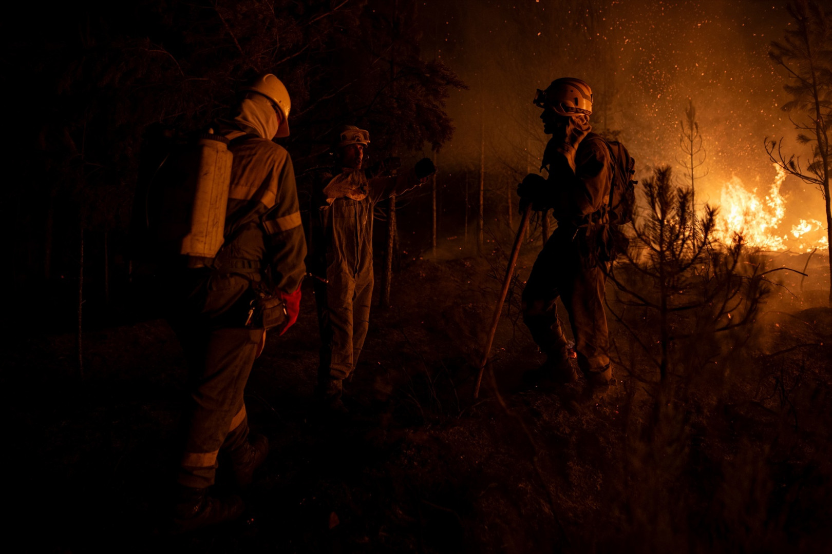 Un grupo de bomberos forestales tratan de extinguir el fuego, a 22 de agosto de 2025, en Argayo, León, Castilla y León. Imagen: Lorena Sopêna - Europa Press 