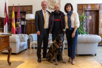 Alberto Rojo agradece al bombero, David Hernández, y su perro, Vito, el trabajo realizado tras el terremoto de Turquía 