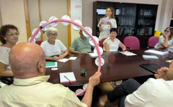 Los usuarios del centro de salud del Alamín ejercitan su memoria con un taller