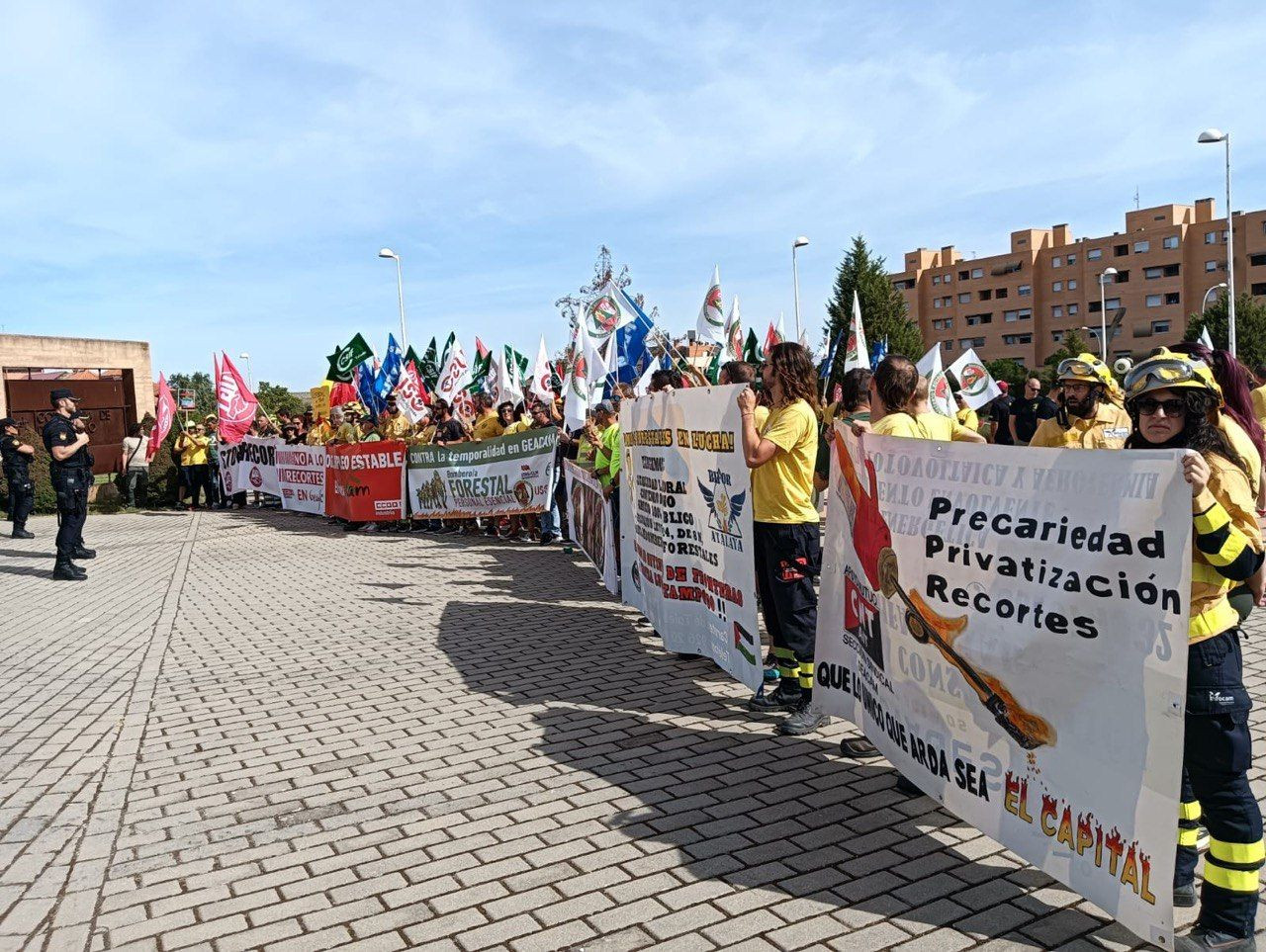 Los trabajadores se han concentrado esta mañana ante la sede de la Consejería de Desarrollo Sostenible en Toledo//Imagen: Comité Intercentros Geacam.