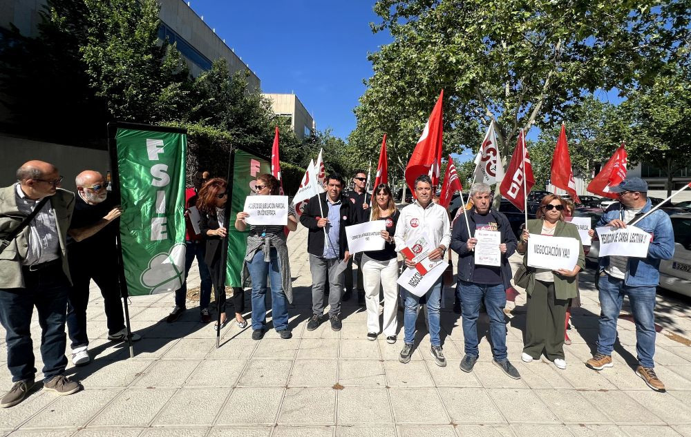 Los sindicatos ya se concentraron en mayo para pedir una reunión urgente con la Cosejería de Educación. Imagen: UGT-CLM