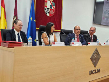 El presidente de las Cortes regionales califica de "injuriosas y deshumanizadoras" las declaraciones del portavoz de Vox 