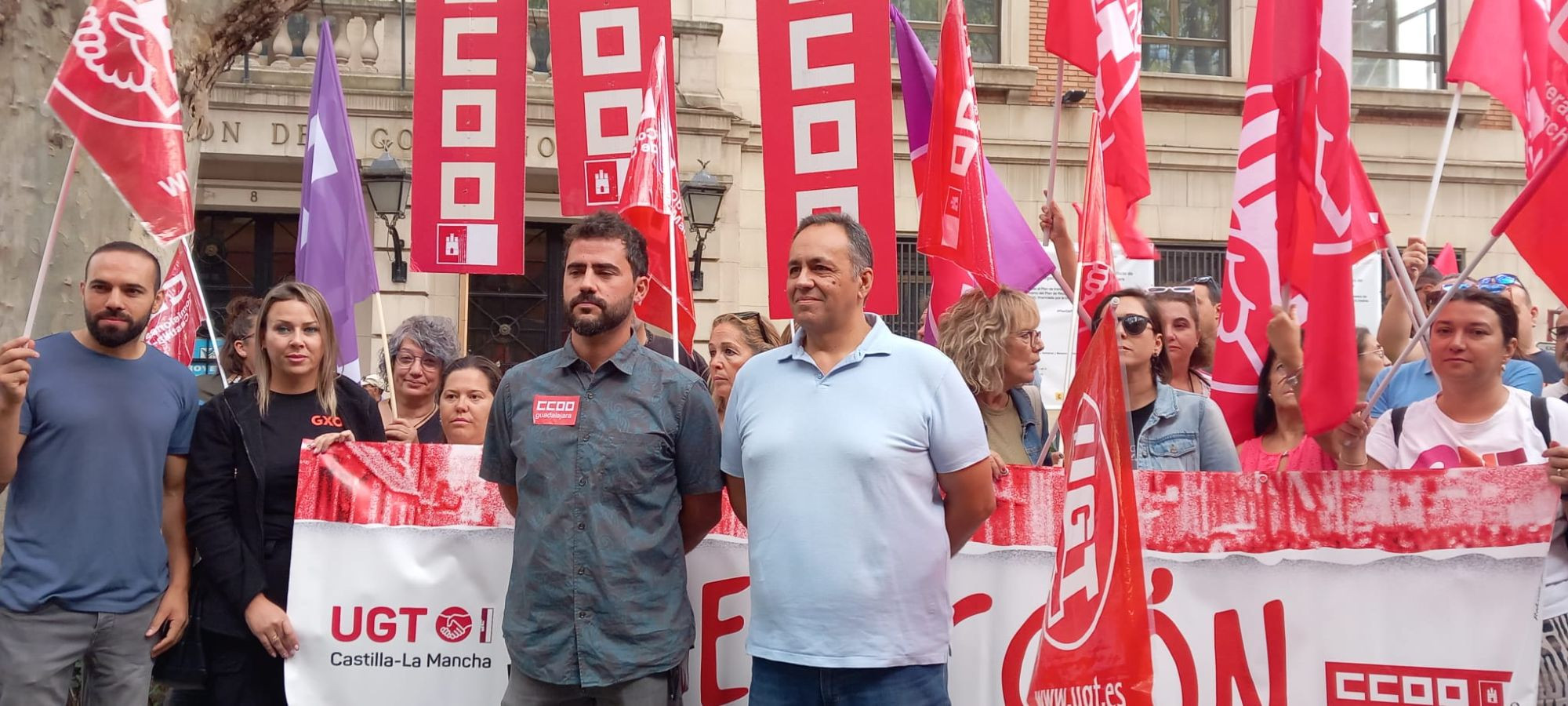 Los secretarios provinciales de CCOO y UGT, durante la concentración de hoy miércoles.