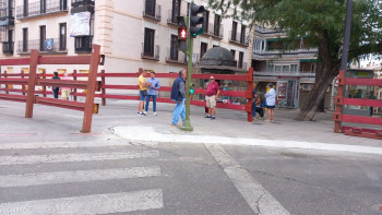 LOS VECINOS DENUNCIAN. ¡Peligro. Un semáforo en pleno recorrido de los encierros!