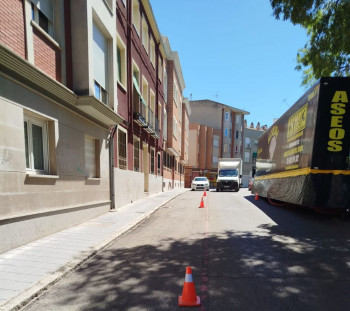 LOS VECINOS DENUNCIAN: Los aparcamientos de la calle María Pacheco de Guadalajara, secuestrados desde ayer