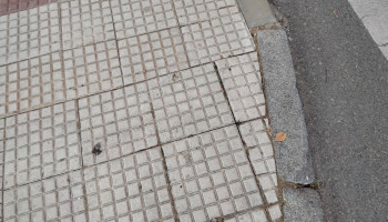 LOS VECINOS DENUNCIAN. De baja por una acera en mal estado