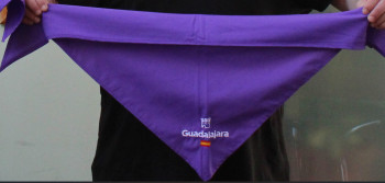 Estos son los pañuelos morados con la bandera de España que han costado más de 12.000 euros al Ayuntamiento