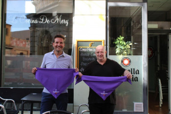 Los hosteleros del casco ya tienen pañuelo morado
