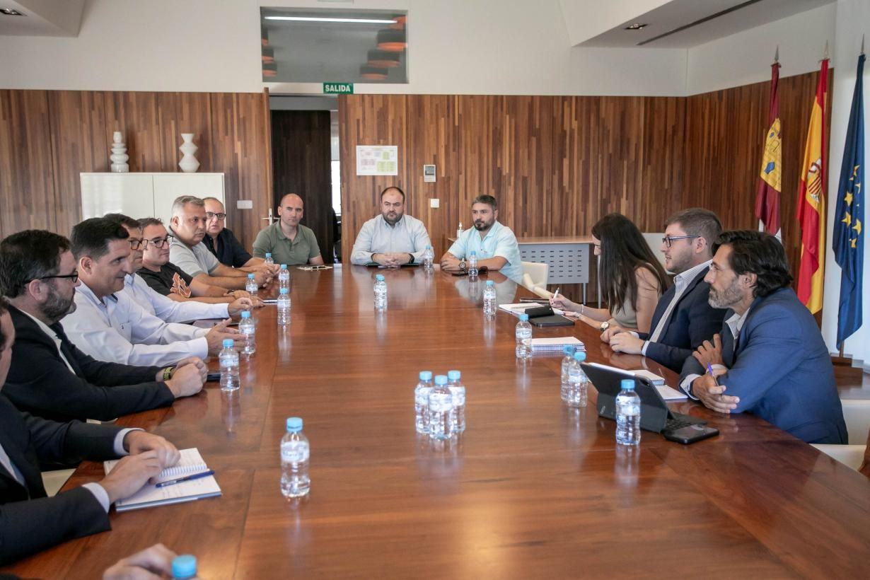 El consejero de Fomento se ha reunido hoy con el sector del taxi en la región//Imagen: JCCM.