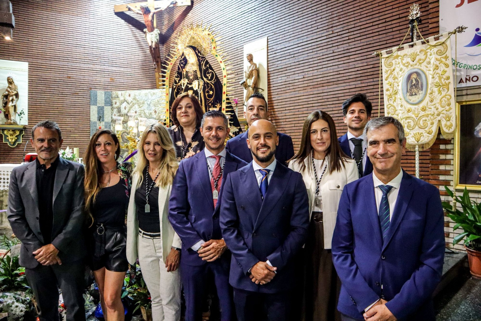 Corral (tercero por la derecha), en un acto religioso de las fiestas, rodeado por sus concejales, el portavoz del PP de Alovera, el diputado nacional Antonio Román y la senadora María Patricio//Imagen: PP Azuqueca X.