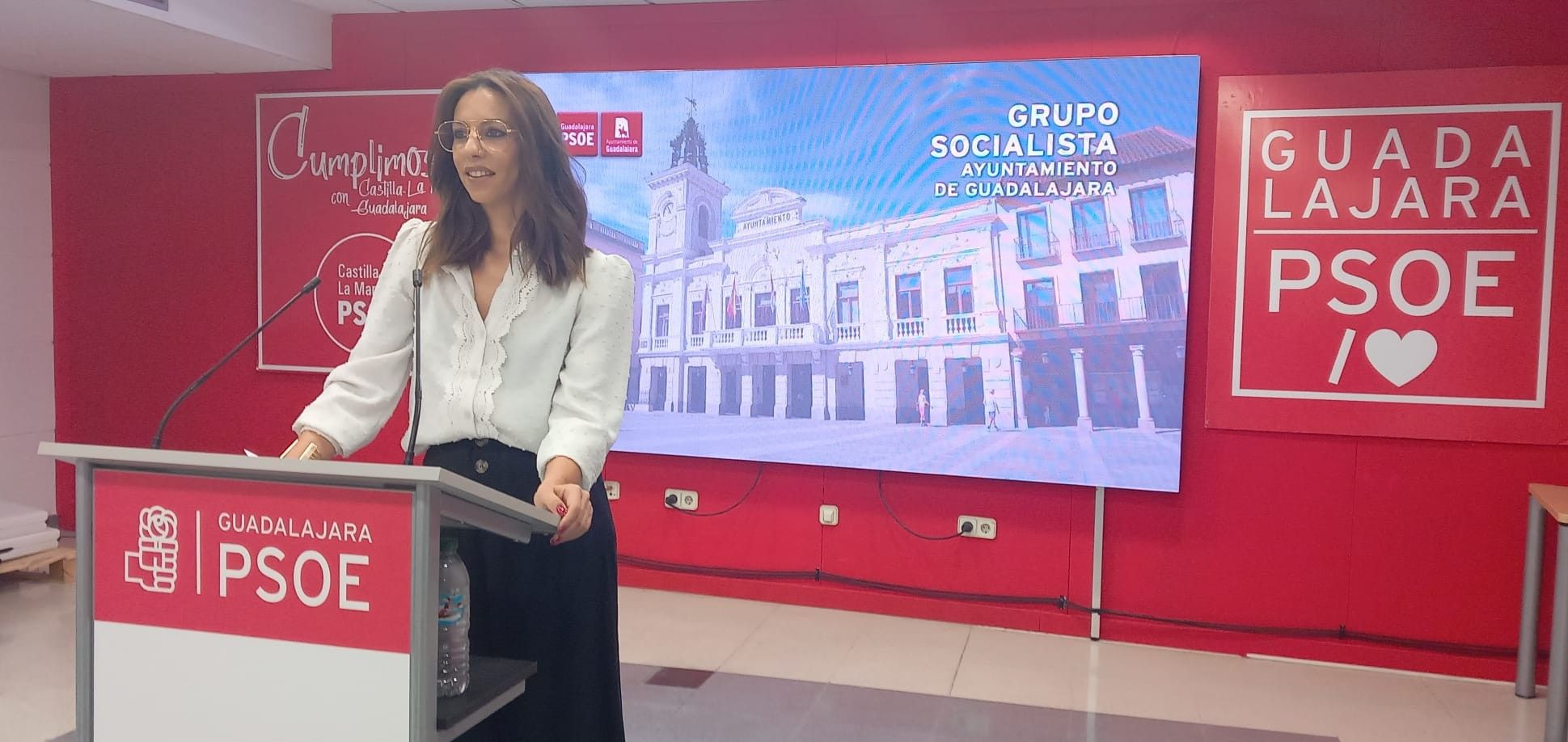 Lucía de Luz, portavoz del Grupo Municipal del PSOE en el Ayuntamiento de Guadalajara, durante la rueda de prensa de valoración de las Ferias 2025.
