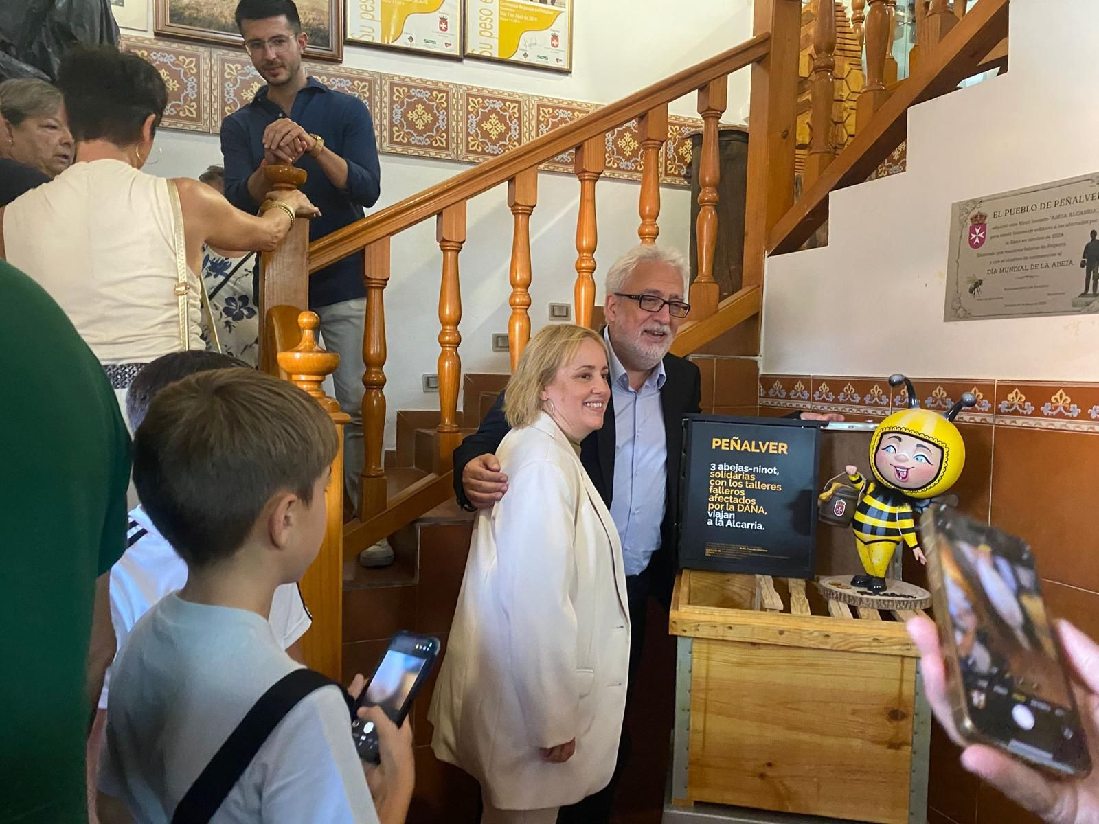 El humorista, junto a la alcaldesa, junto al ninot de la Abeja Solidaria//Imagen: Ayuntamiento de Peñalver.