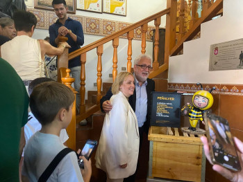 Leo Harlem se lleva de Peñalver 93 dulces kilos de miel de La Alcarria 