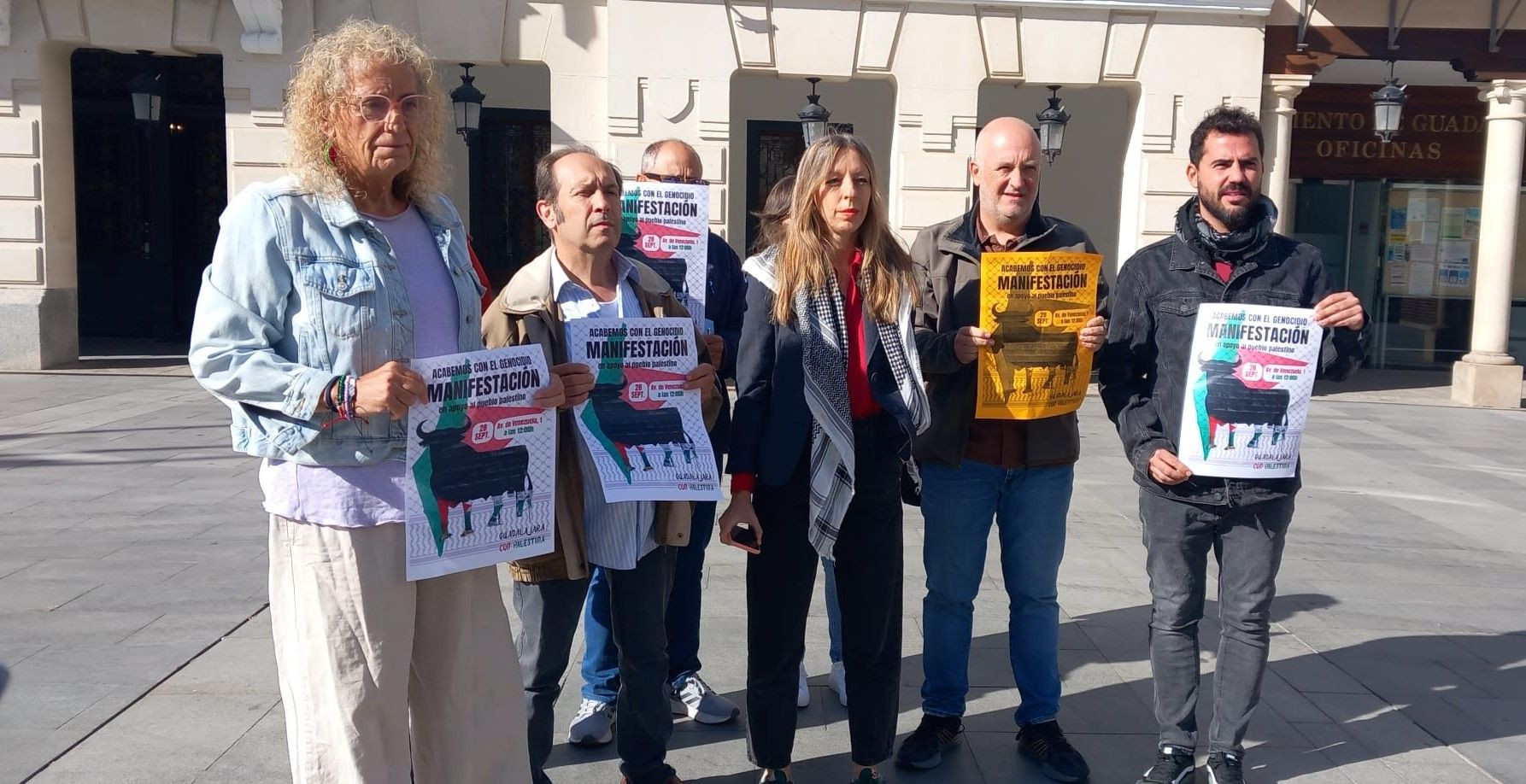 Parte de los convocantes, durante la presentación del acto del domingo.
