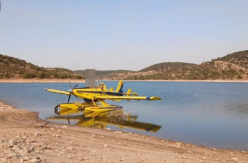 Un hidroavión movilizado al incendio forestal de Luzaga sufre un fallo técnico durante la toma de agua