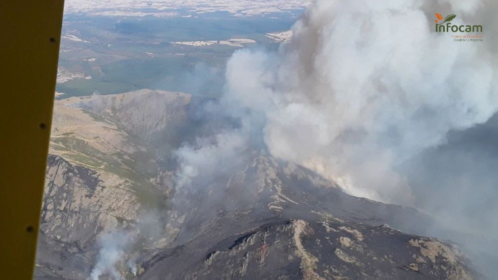 Una de las imágenes de los últimos días en el incendio de Peñalba de la Sierra. Imagen: Plan Infocam