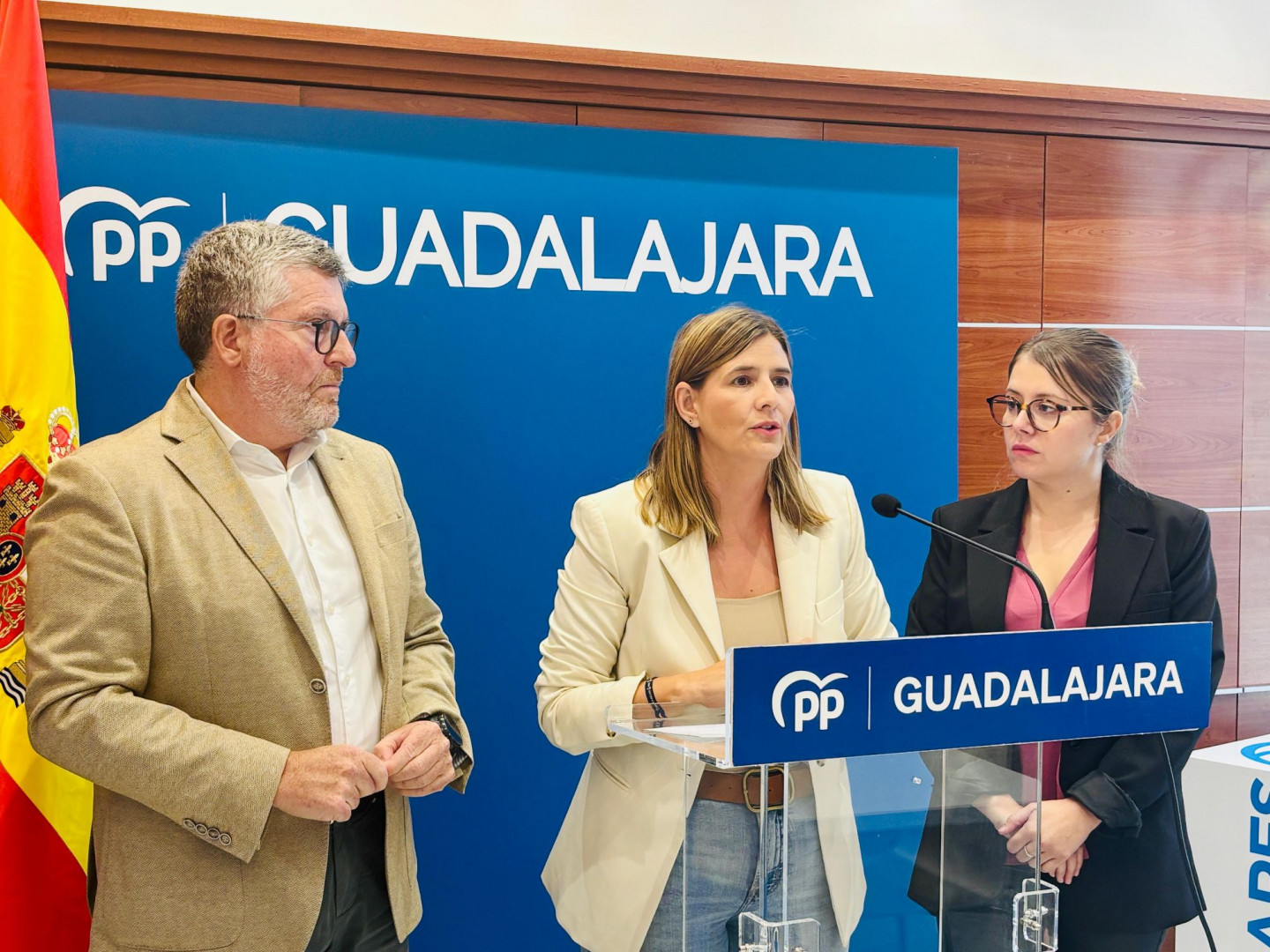 Carolina Agudo, en la rueda de prensa ofrecida esta mañana en Guadalajara, junto a los diputados regionales Nacho Redondo e Iztziar Asenjo//Imagen: PP Guadalajara.