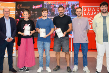 Juventudes Socialistas entrega a la Asociación Vasija la donación recaudada en su tardeo de Ferias